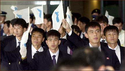 2002년 9월 남북 통일축구경기에 참가하는 북측 대표선수단이 인천공항에 도착한 모습. 